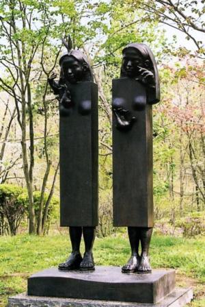 彫刻蝶が舞う森
