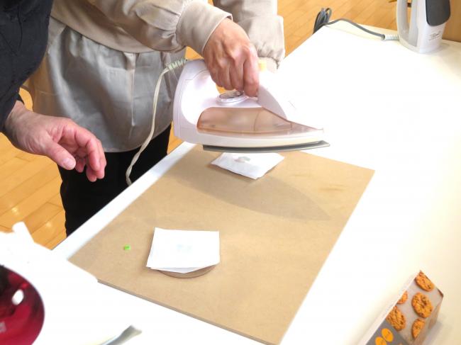 上からアイロンをかけて