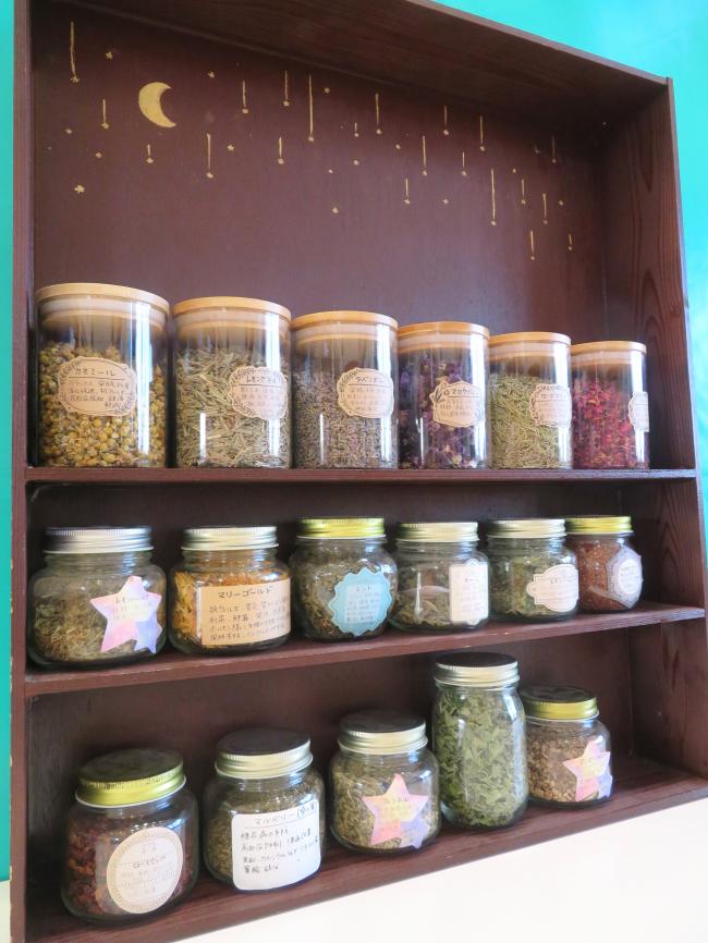 ハーブの中から