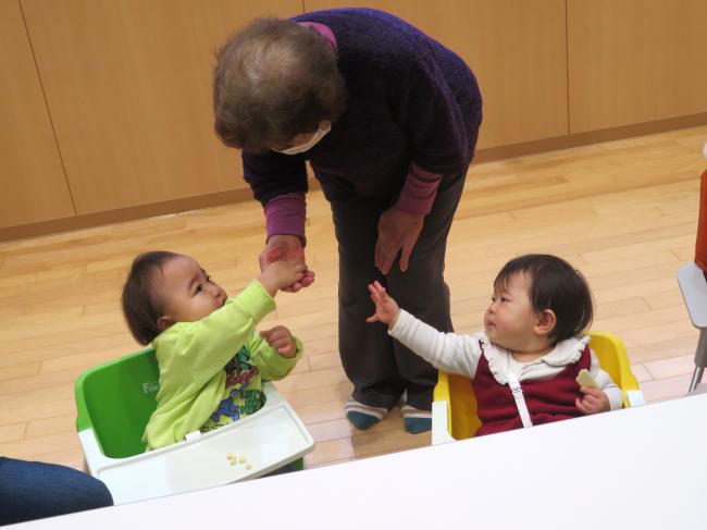 多世代の交流が微笑ましい