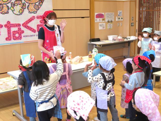 子どもたちに作ってもらい、お家の人たちは見守りです