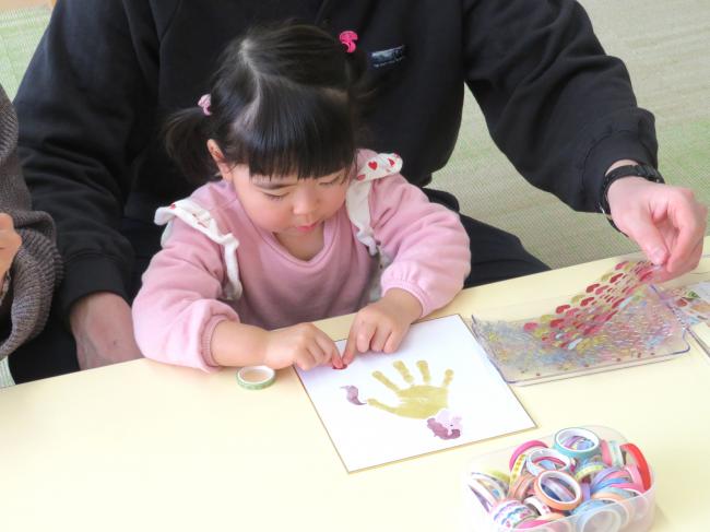 自分の手形足形に シールで装飾