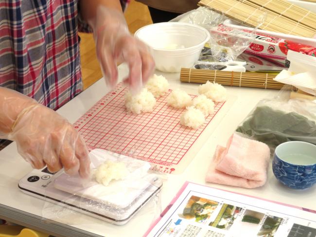 海苔の大きさとご飯の分量を量るところから