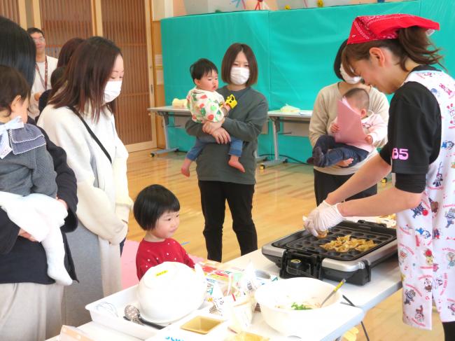 目の前で実演して