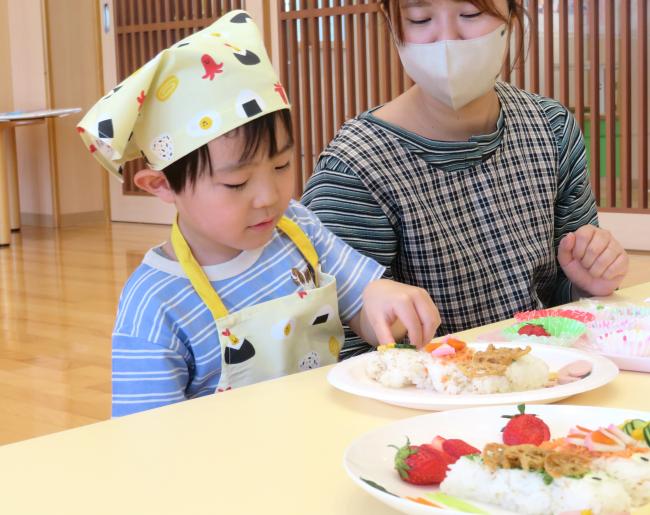 思い思いにこいのぼりを飾り付け