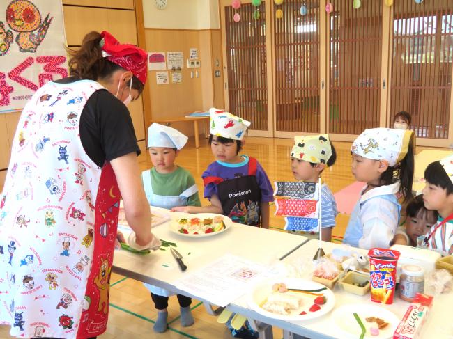目の前で料理をする