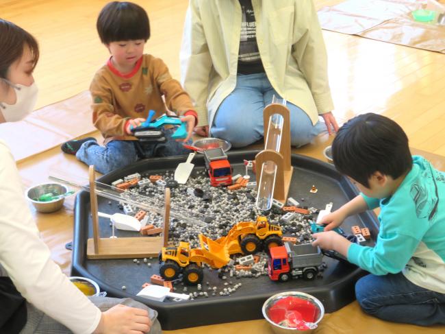 はたらく車のブース　　ひよこ豆で作った小石
