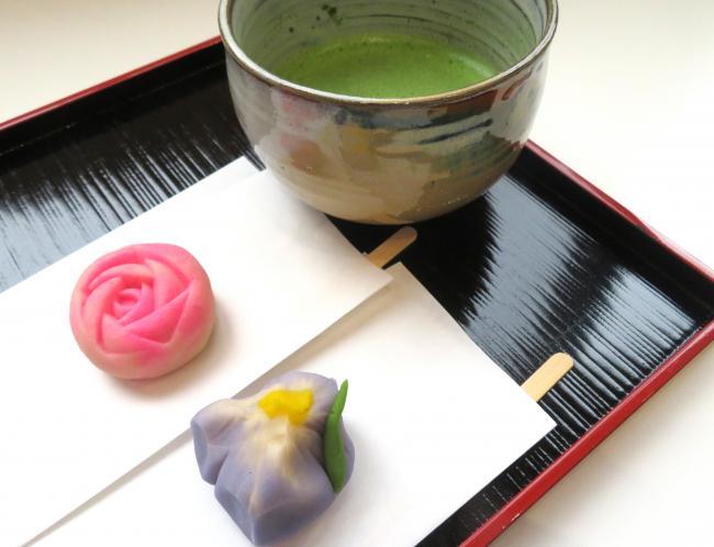 お抹茶とバラのお菓子