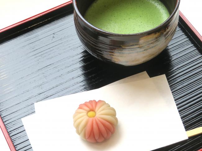 お茶の先生お点前のお抹茶と一緒に