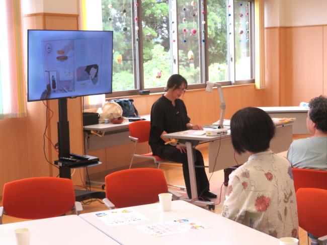 この日は、絵本セラピスト木村さんと絵本でおしゃべり会