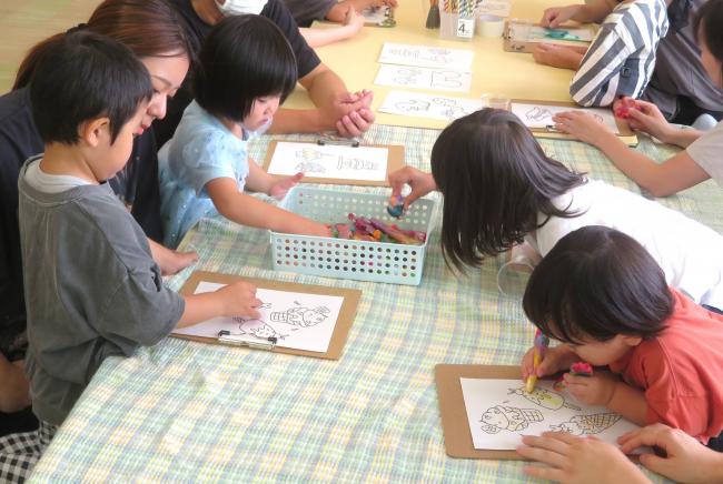 クレヨンをオーブンで溶かしている間、ぬり絵を楽しみました♪